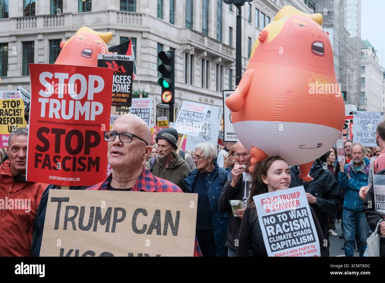 London, Vereinigtes Königreich 17. September 2025. Stoppt den marsch der Trump-Koalition und die Kundgebung findet im Zentrum Londons statt. Schätzungsweise 5.000 Demonstranten versammeln sich im Zentrum Londons gegen die Politik der Trump-Regierung während des Präsidentschaftsstaatsbesuchs in Großbritannien. Im Bild: Anti-Trump-Banner und Plakate werden entlang der marschroute getragen. Stockfoto