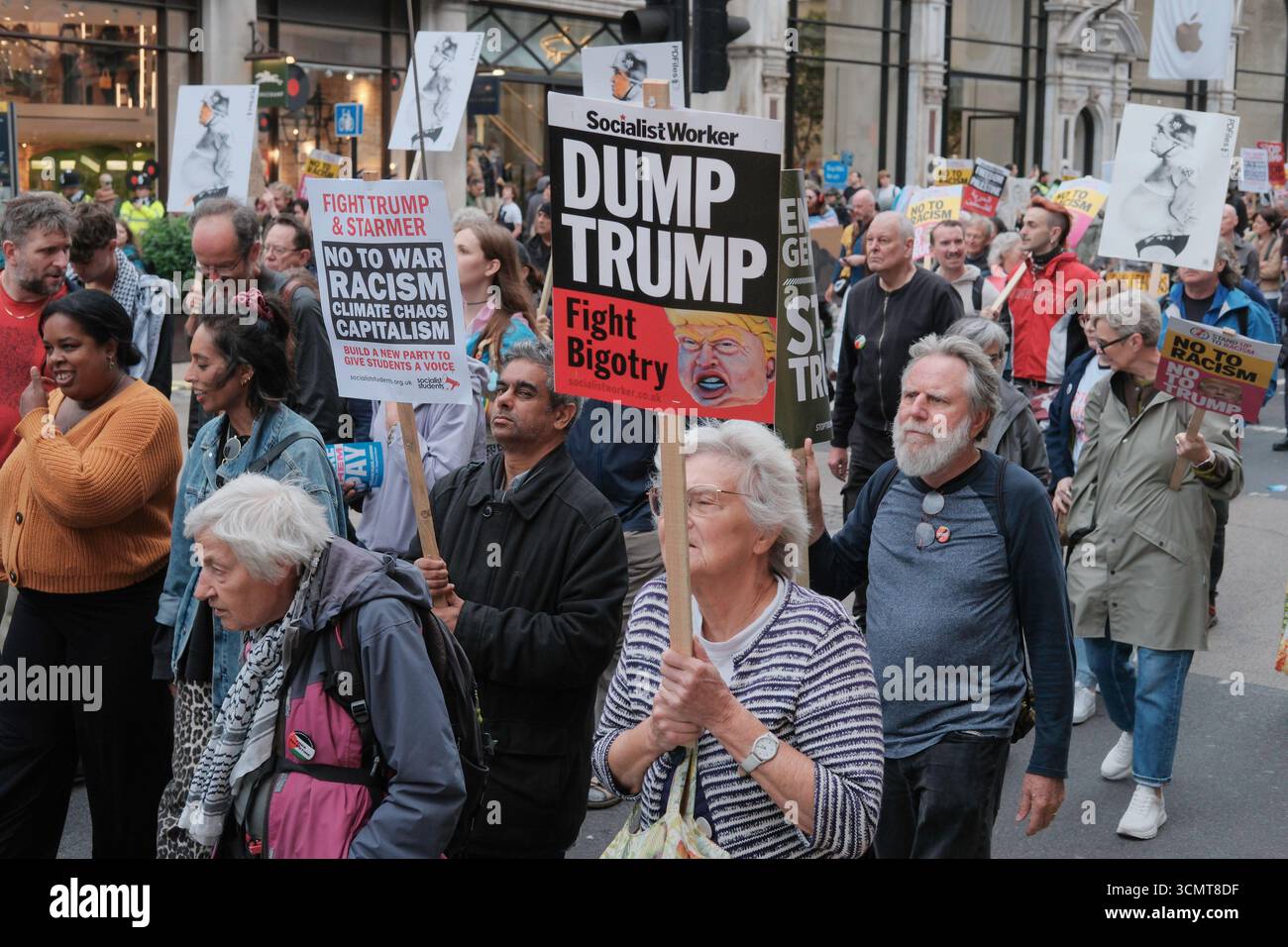 London, Vereinigtes Königreich 17. September 2025. Stoppt den marsch der Trump-Koalition und die Kundgebung findet im Zentrum Londons statt. Schätzungsweise 5.000 Demonstranten versammeln sich im Zentrum Londons gegen die Politik der Trump-Regierung während des Präsidentschaftsstaatsbesuchs in Großbritannien. Im Bild: Anti-Trump-Banner und Plakate werden entlang der marschroute getragen. Stockfoto