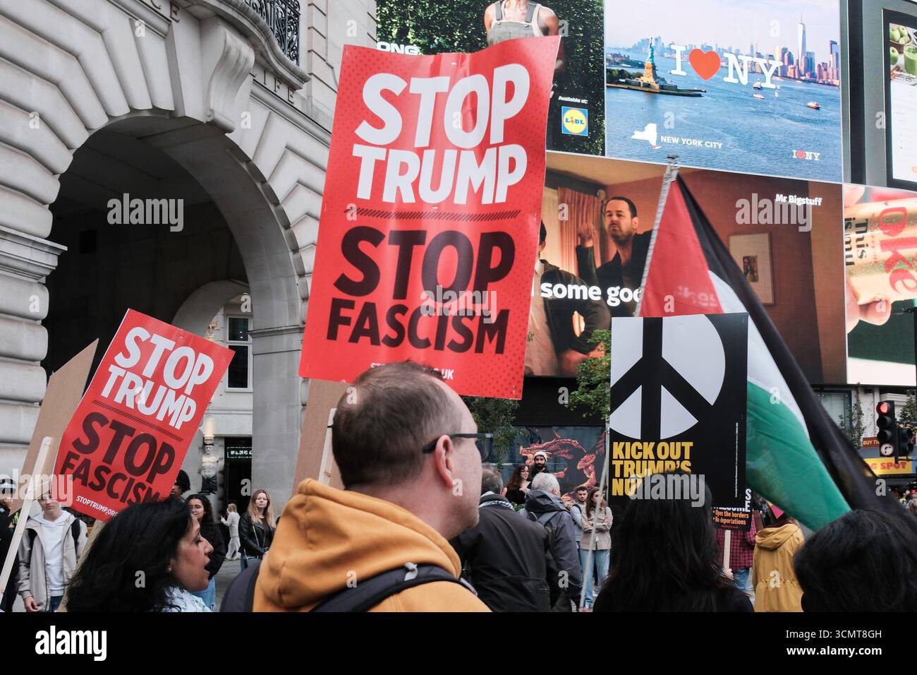 London, Vereinigtes Königreich 17. September 2025. Stoppt den marsch der Trump-Koalition und die Kundgebung findet im Zentrum Londons statt. Schätzungsweise 5.000 Demonstranten versammeln sich im Zentrum Londons gegen die Politik der Trump-Regierung während des Präsidentschaftsstaatsbesuchs in Großbritannien. Im Bild: Anti-Trump-Banner und Plakate werden entlang der marschroute getragen. Stockfoto