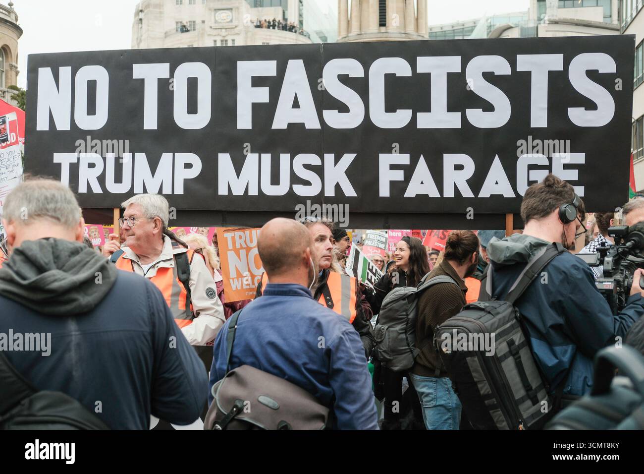 London, Vereinigtes Königreich 17. September 2025. Stoppt den marsch der Trump-Koalition und die Kundgebung findet im Zentrum Londons statt. Schätzungsweise 5.000 Demonstranten versammeln sich im Zentrum Londons gegen die Politik der Trump-Regierung während des Präsidentschaftsstaatsbesuchs in Großbritannien. Im Bild: Anti-Trump-Banner und Plakate werden entlang der marschroute getragen. Stockfoto