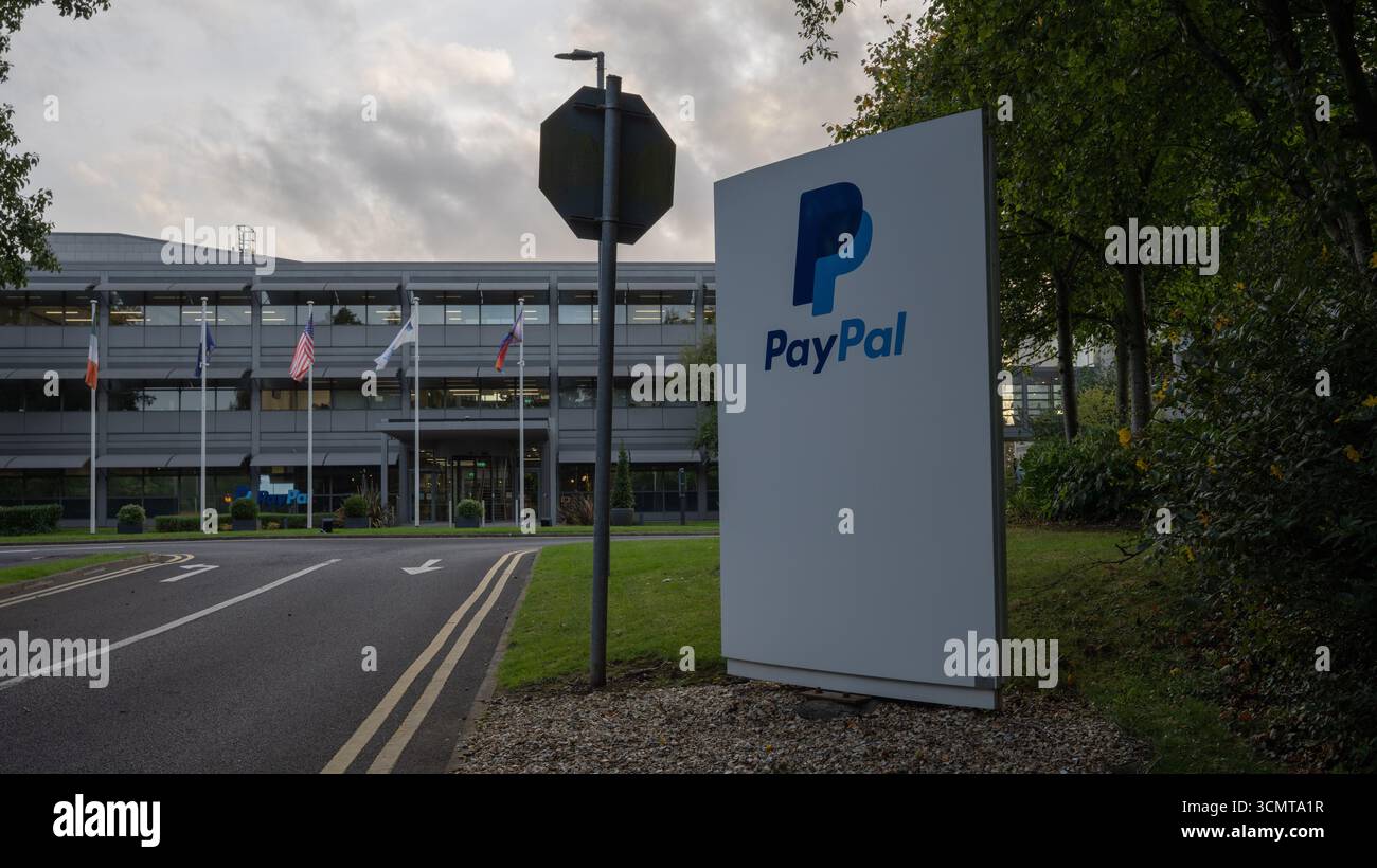 Dublin, County Dublin, Irland. September 2025. Beschilderung am Hauptsitz von PayPal in Blanchardstown, Dublin für Europa Stockfoto