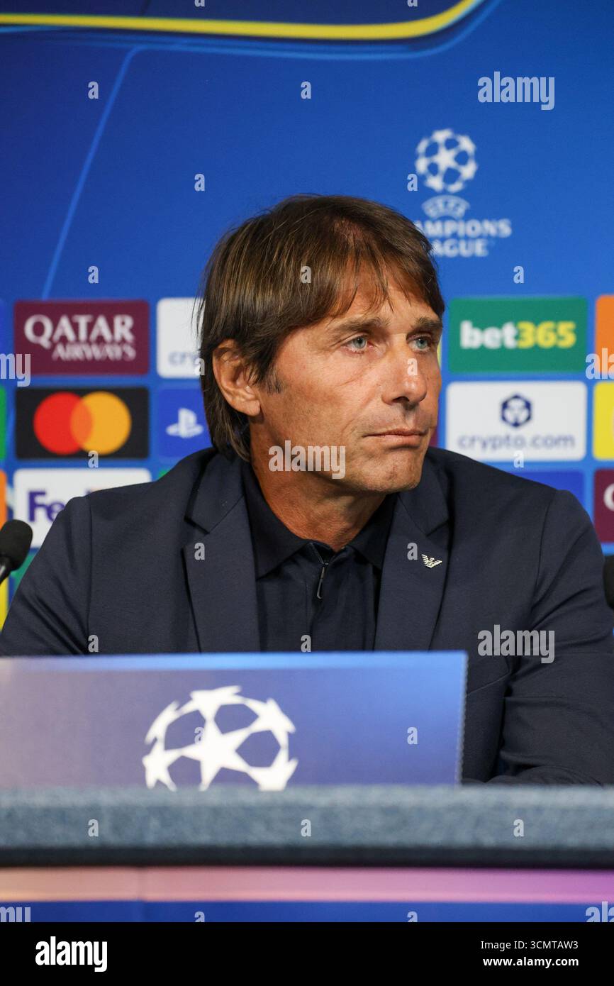 Munchester, Munchester, Inghilterra. September 2025. Antonio Conte Head Coach des SSC Napoli während der Pressekonferenz vor dem Spiel am 17. September 2025 in der Champions League zwischen Manchester City und Neapel im Etihad Stadium in Manchester. (Kreditbild: © Fabio Sasso/ZUMA Press Wire) NUR REDAKTIONELLE VERWENDUNG! Nicht für kommerzielle ZWECKE! Stockfoto