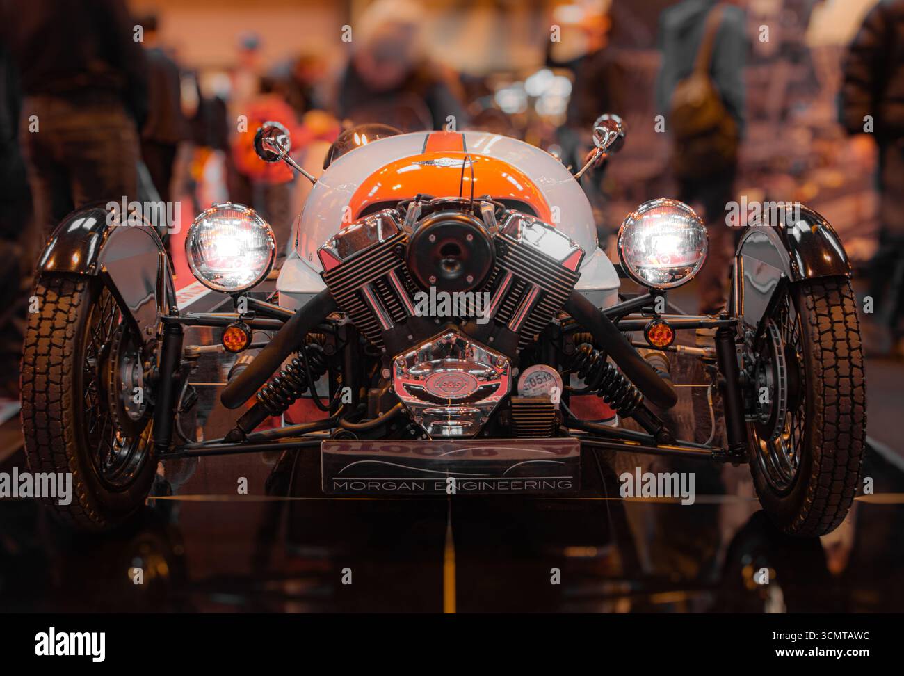 Der klassische Morgan-Sportwagen mit drei Rädern, einem V-Twin-Motor und klassischen Drahträdern, die auf der Automobilausstellung ausgestellt werden Stockfoto