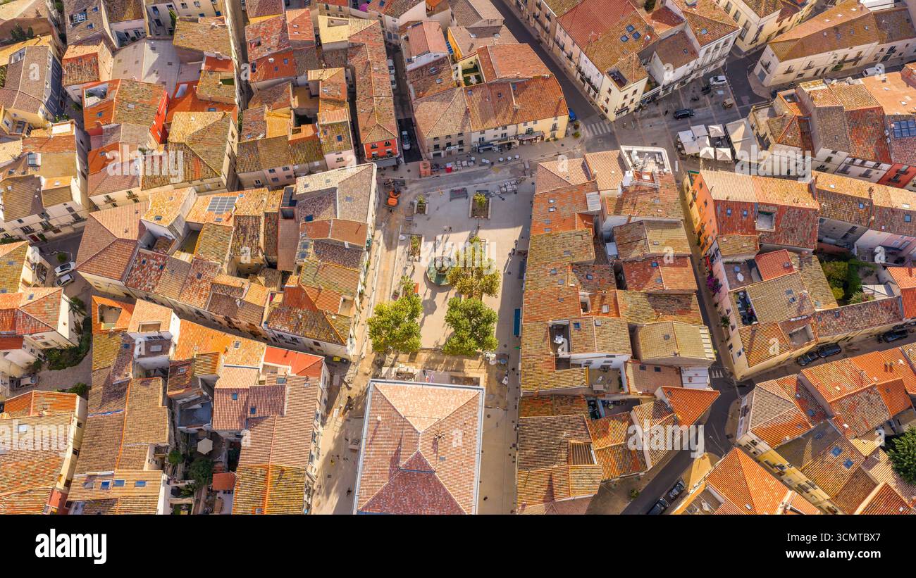 Luftaufnahme des Rathausplatzes in Mèze, Occitanie, Frankreich Stockfoto