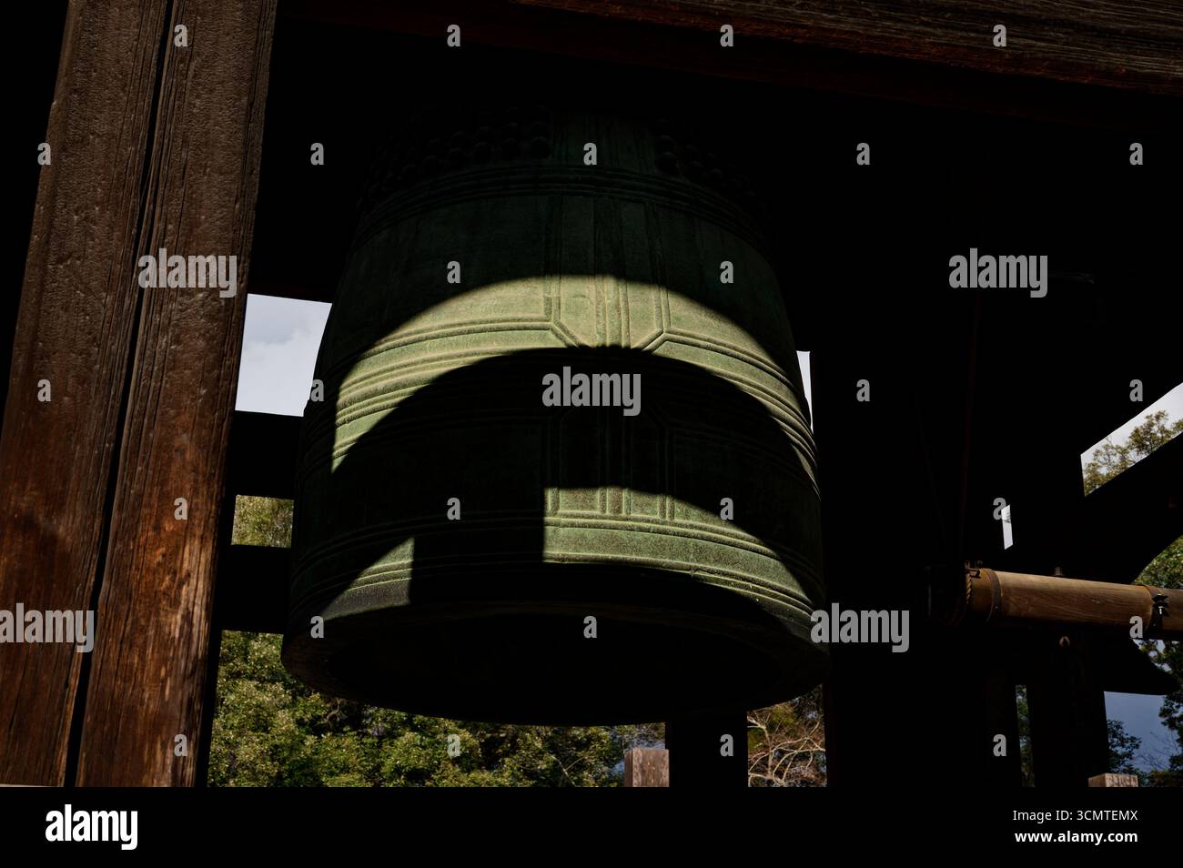 Große bronzene Tempelglocke hängt in Holzstruktur am Todai-JI Tempel in Nara Stockfoto