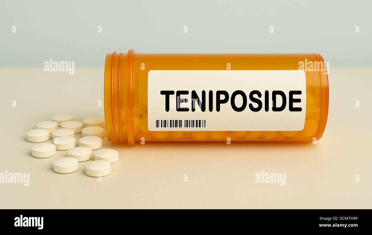 Schachtel mit TENIPOSID-Tabletten auf einem Krankenhaus-Apothekentisch verwendet, um Leukämie eine Topoisomerase-Hemmer-Chemotherapie zu behandeln. Stockfoto