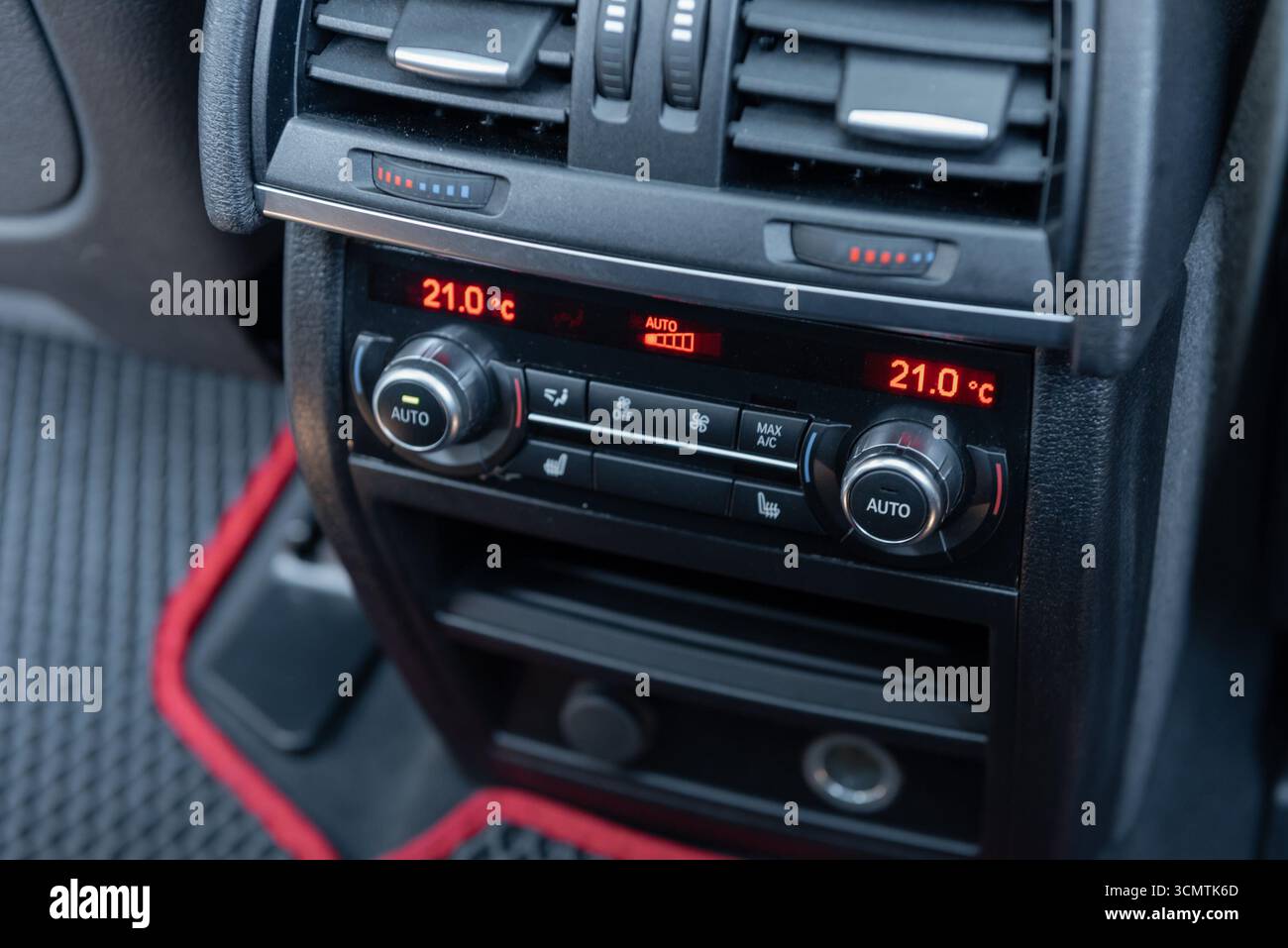 Sitzheizung und Bedienteil für Lüftung im Auto. Bedienelemente der Klimaanlage für die Fondpassagiere. Stockfoto