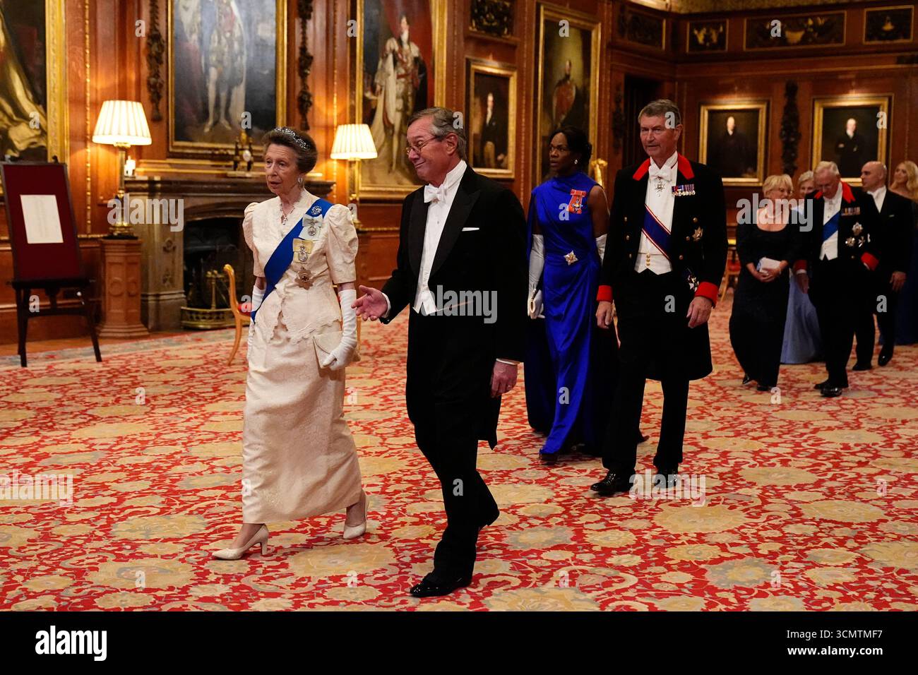 Die Prinzessin geht mit dem US-Botschafter in Großbritannien, Warren Stephen, gefolgt von Vizeadmiral Sir Tim Laurence und Dame Vivian Hunt, beim Staatsbankett in Windsor Castle, Berkshire, am ersten Tag des zweiten Staatsbesuchs von US-Präsident Donald Trump in Großbritannien mit seiner Frau First Lady Melania Trump. Bilddatum: Mittwoch, 17. September 2025. Stockfoto