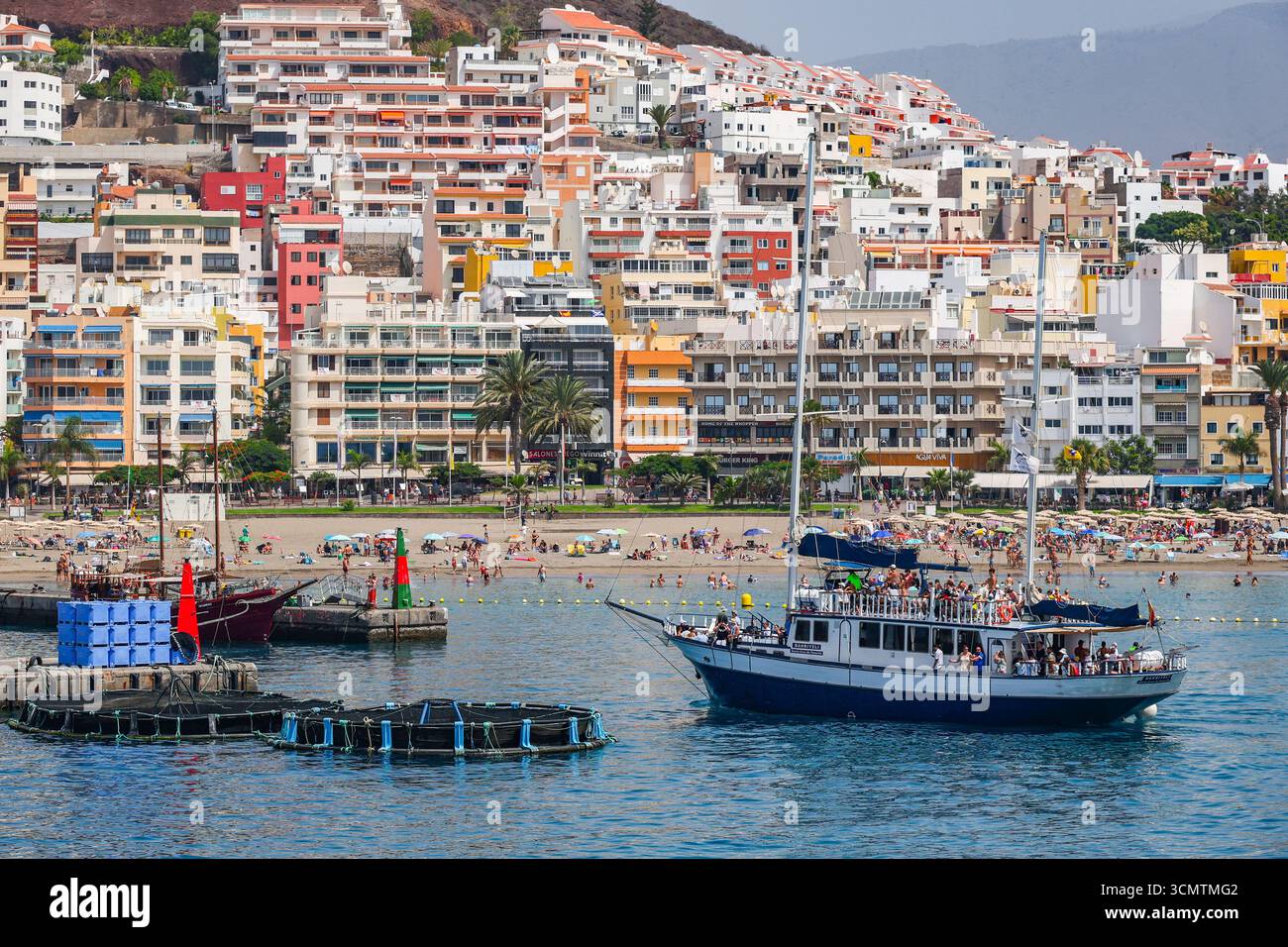 Malerischer Blick auf den Hafen von Los Cristianos, Teneriffa, die Kanarischen Inseln, Spanien, Europa Stockfoto