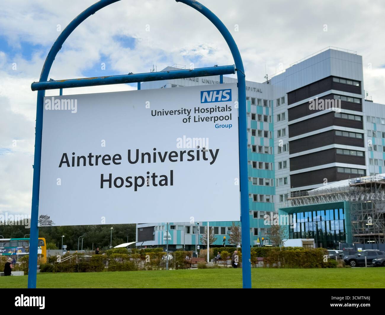 Hauptgebäude Critical Care Unit und Wards Aintree University Hospital Liverpool England UK.September 2025 Stockfoto