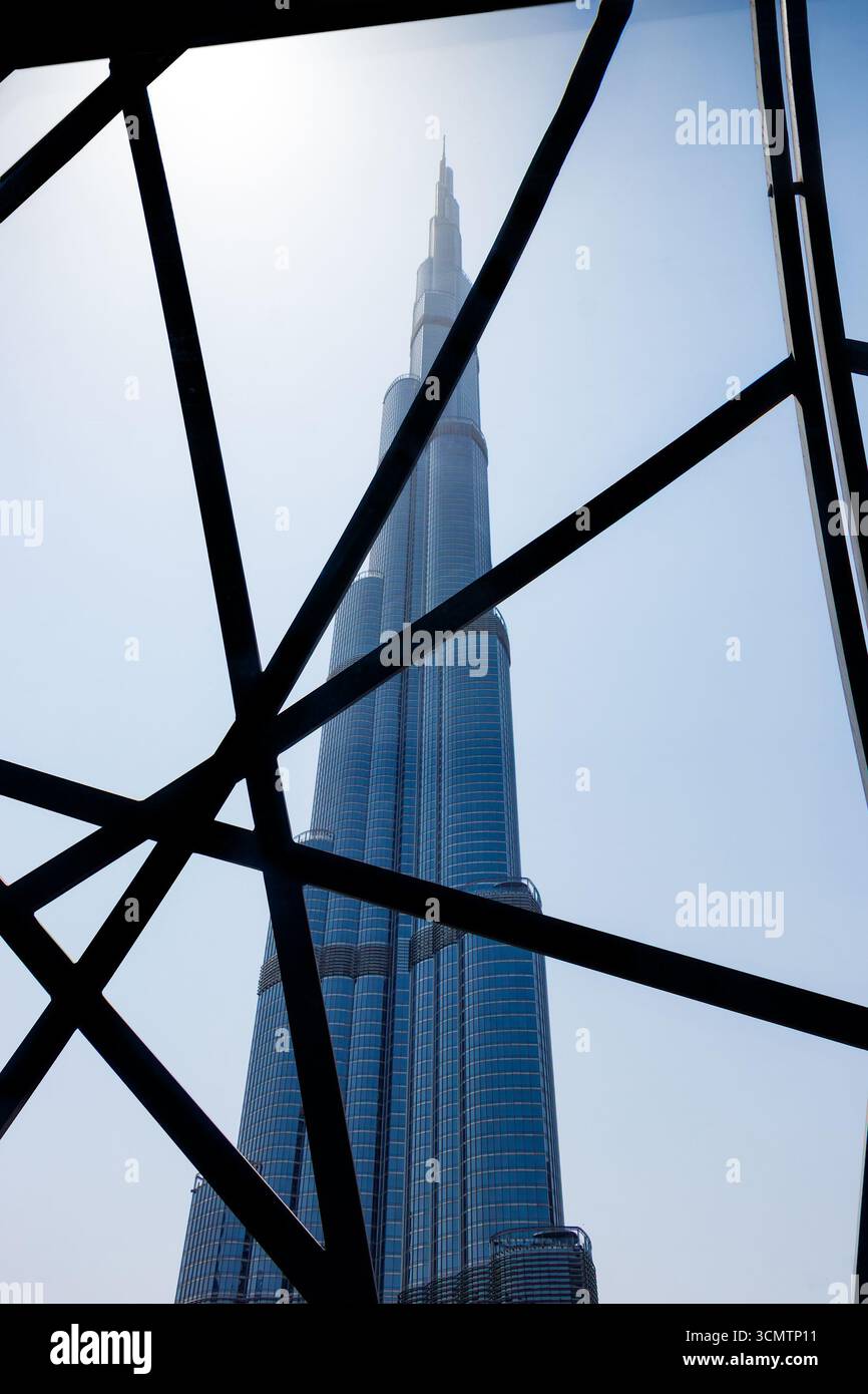Blick auf den berühmten Burj Khalifa Wolkenkratzer in Dubai durch geometrisches architektonisches Design an Fenstern an klaren Tagen Stockfoto