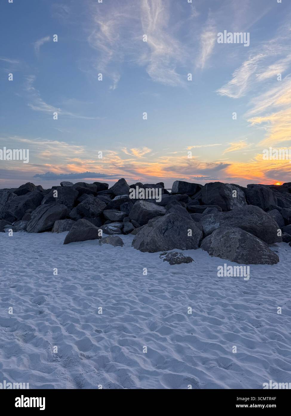 East Pass Destin Florida felsige Stege mit farbenfrohen Sonnenuntergang - Smartphone-aufgenommenes Stockfoto