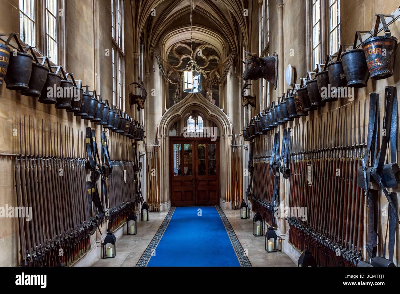 Mittelalterliche Waffen in der Eingangshalle von Belvoir Castle, einem Herrenhaus in Leicestershire, England, Großbritannien Stockfoto