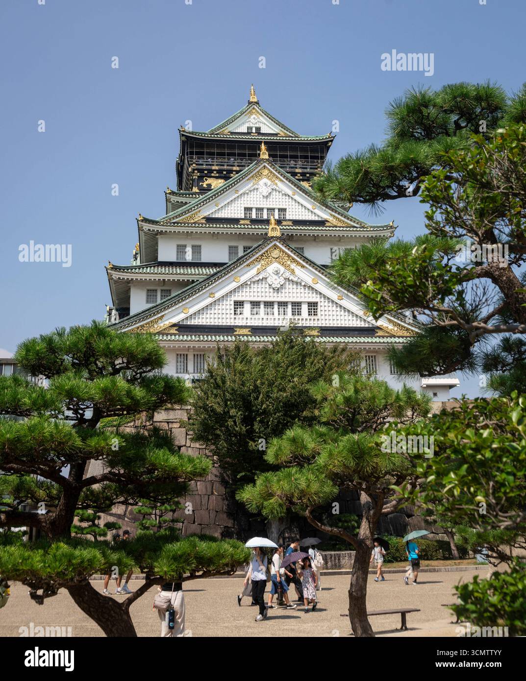 Osaka: Burg in der Stadt. - Das Osaka Castle ist täglich das Ziel vieler Besucher. Die Burg inmitten der Millionenstadt war im 16. Jahrhundert auf e Stockfoto