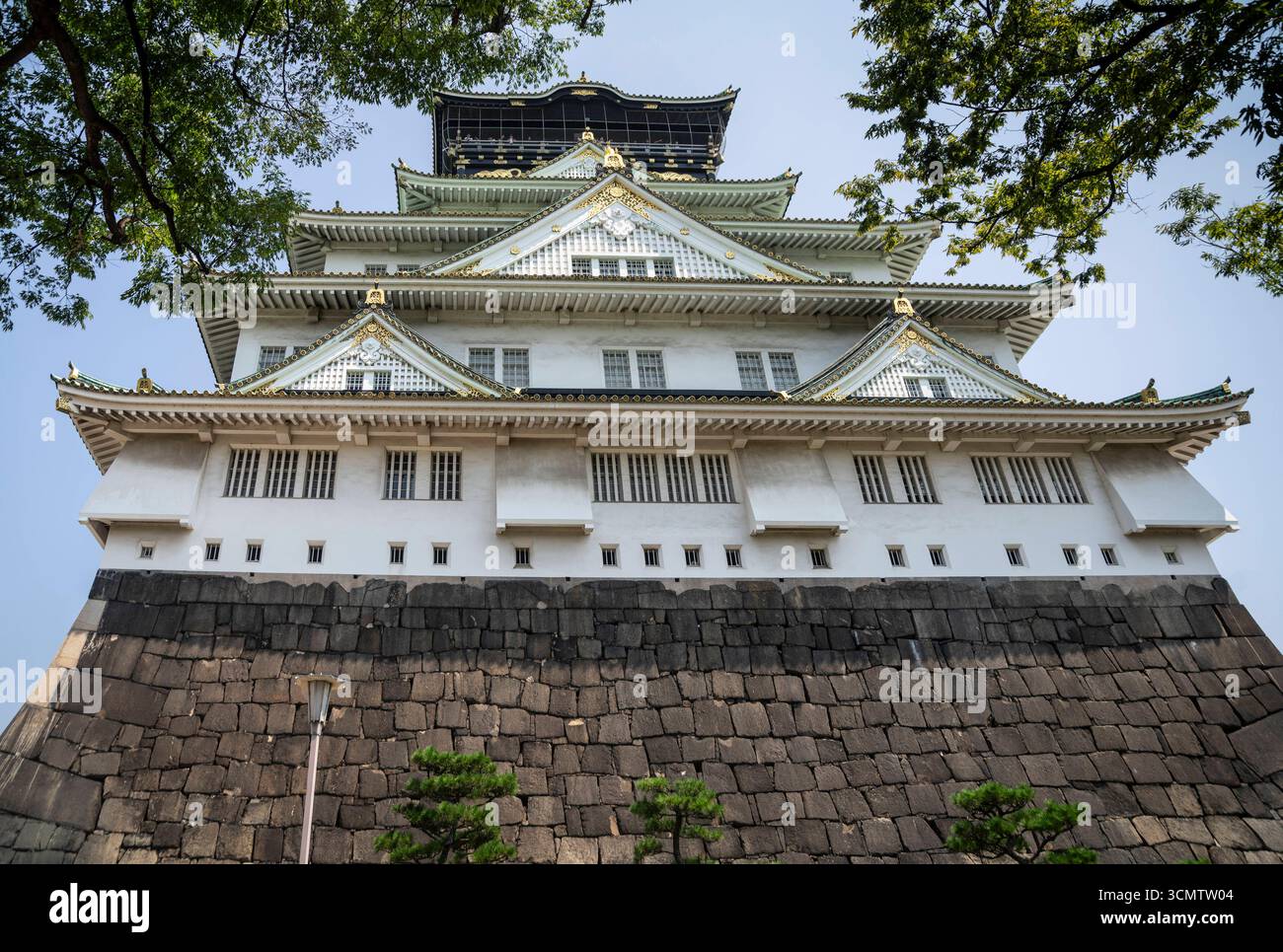 Osaka: Burg in der Stadt. - Das Osaka Castle ist täglich das Ziel vieler Besucher. Die Burg inmitten der Millionenstadt war im 16. Jahrhundert auf e Stockfoto