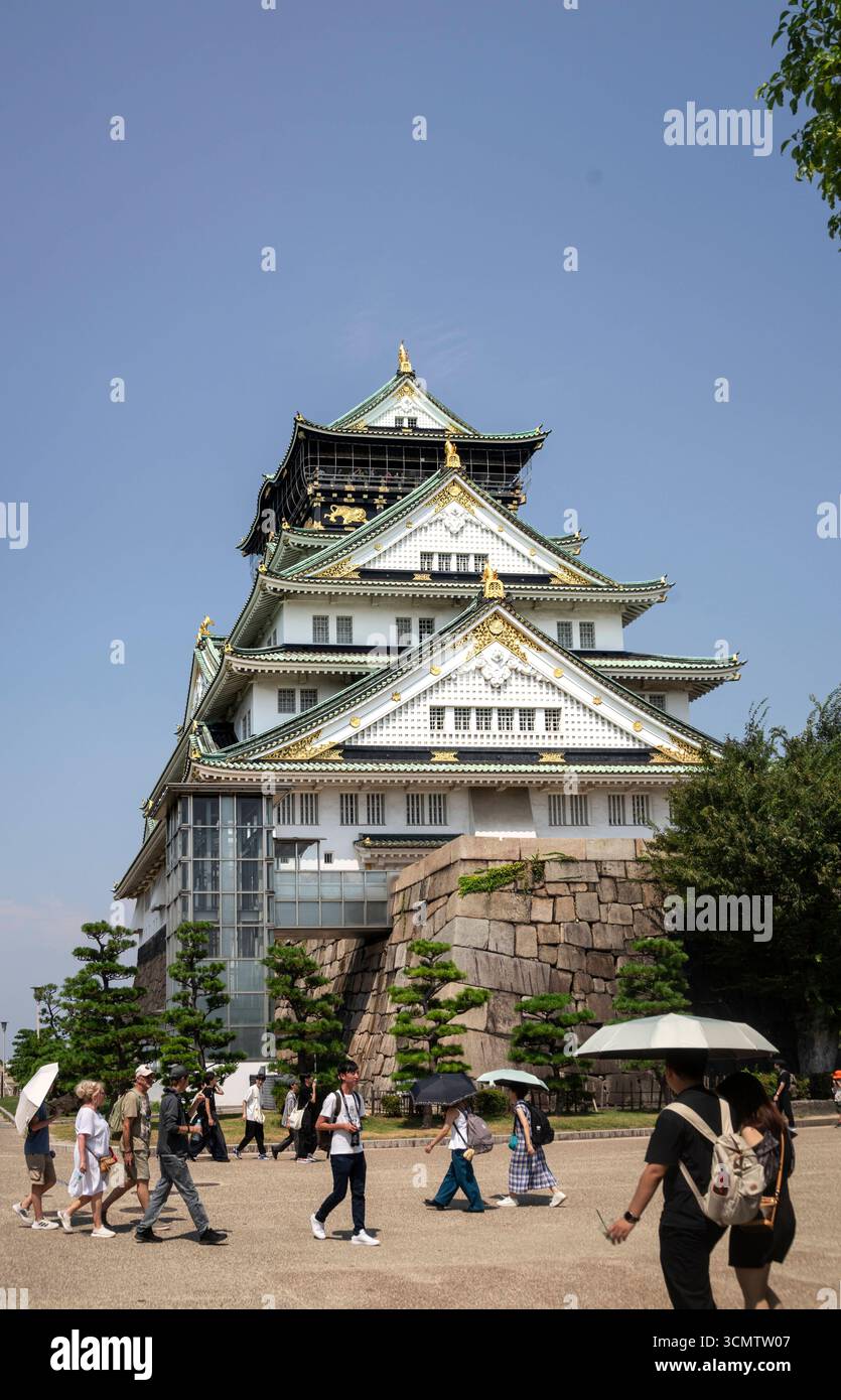 Osaka: Burg in der Stadt. - Das Osaka Castle ist täglich das Ziel vieler Besucher. Die Burg inmitten der Millionenstadt war im 16. Jahrhundert auf e Stockfoto
