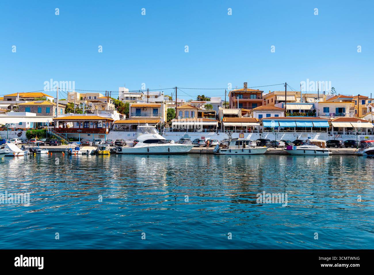 Restaurants und Boote am Meer in der Marina von Perdika, Insel Ägina, Saronische Inseln, Griechenland Stockfoto