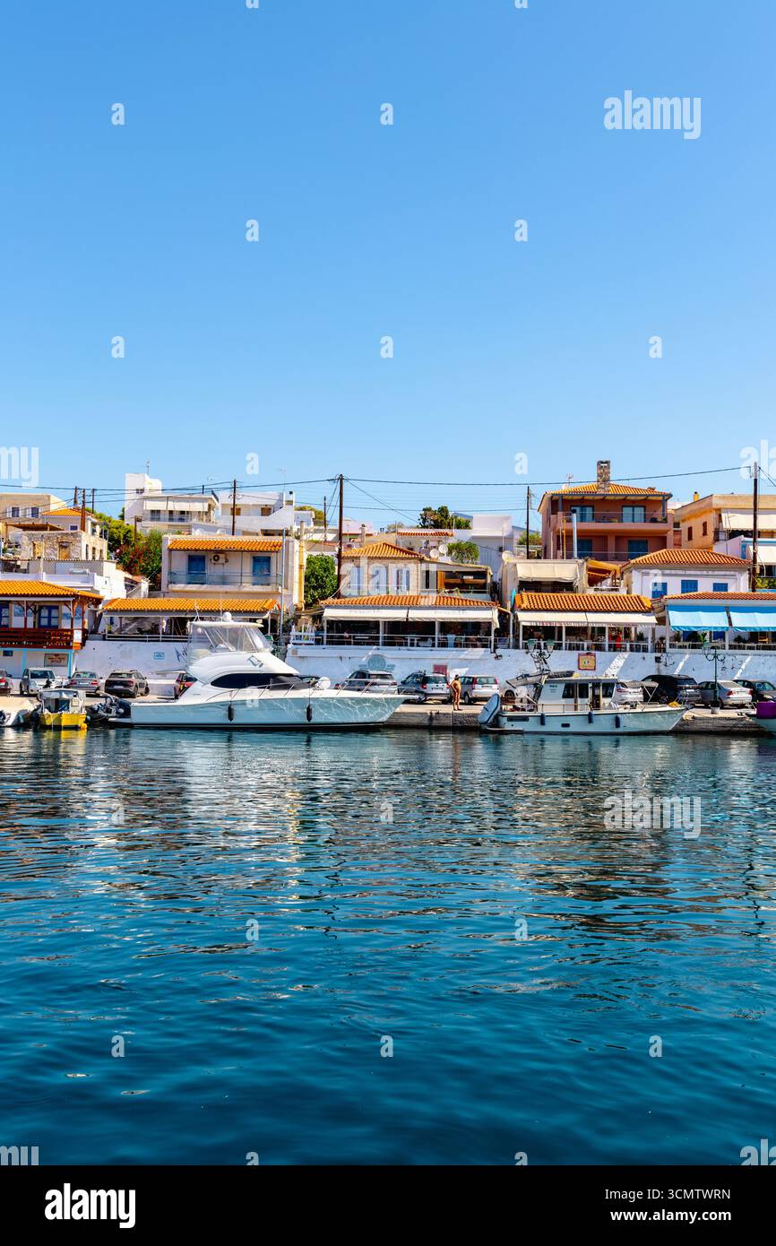 Restaurants und Boote am Meer in der Marina von Perdika, Insel Ägina, Saronische Inseln, Griechenland Stockfoto