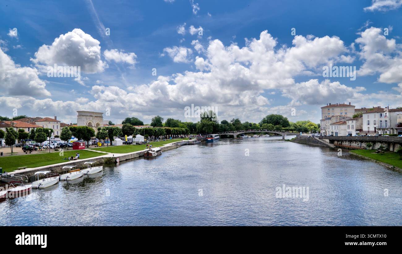 Blick auf das Saintes Triathlon 2018 Sportereignis mit Athleten, Zuschauern und Renneinstellungen Stockfoto