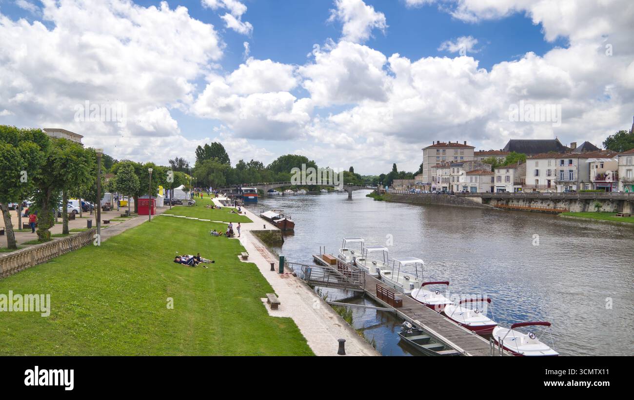 Blick auf das Saintes Triathlon 2018 Sportereignis mit Athleten, Zuschauern und Renneinstellungen Stockfoto