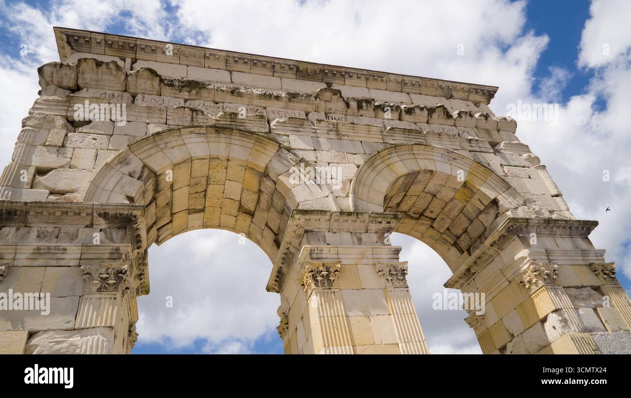 Blick auf die beiden oberen Bögen des Germanicus-Bogens in Saintes, die die antike römische Architektur hervorheben Stockfoto