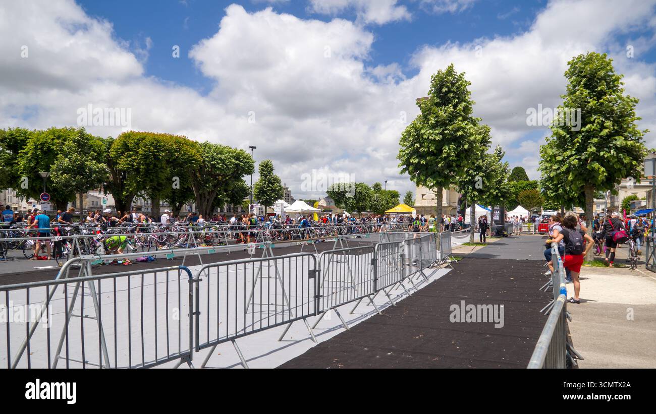 Blick auf das Saintes Triathlon 2018 Sportereignis mit Athleten, Zuschauern und Renneinstellungen Stockfoto