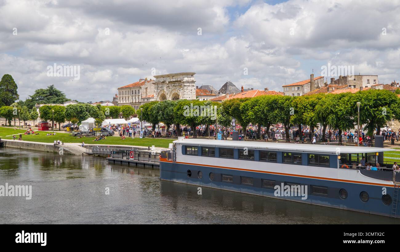 Blick auf das Saintes Triathlon 2018 Sportereignis mit Athleten, Zuschauern und Renneinstellungen Stockfoto