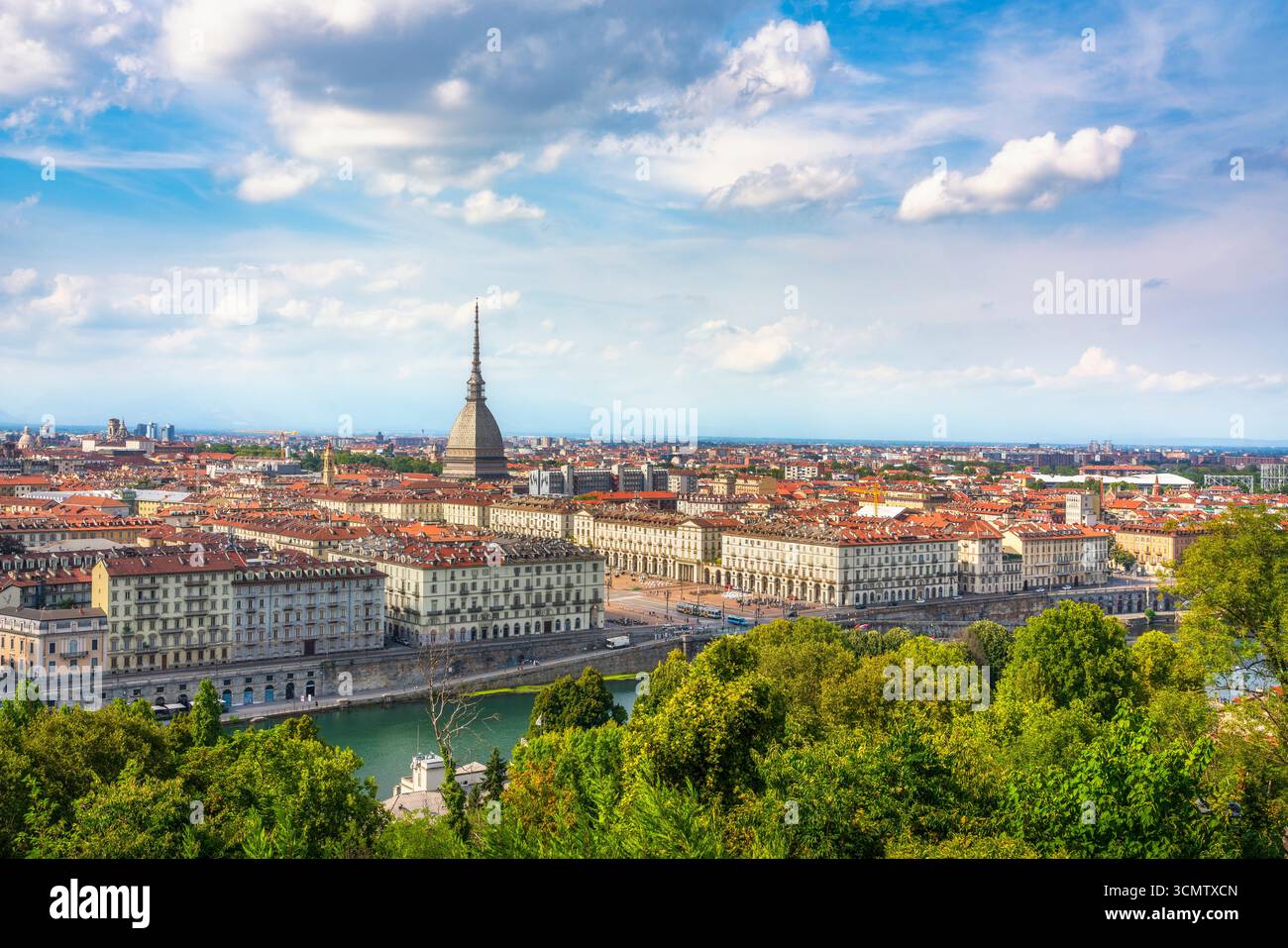 Panoramablick auf die Stadt Turin vom Monte dei Cappuccini aus mit dem berühmten Turm der Mole Antonelliana, dem Fluss Po und der historischen Architektur, Piemont r Stockfoto