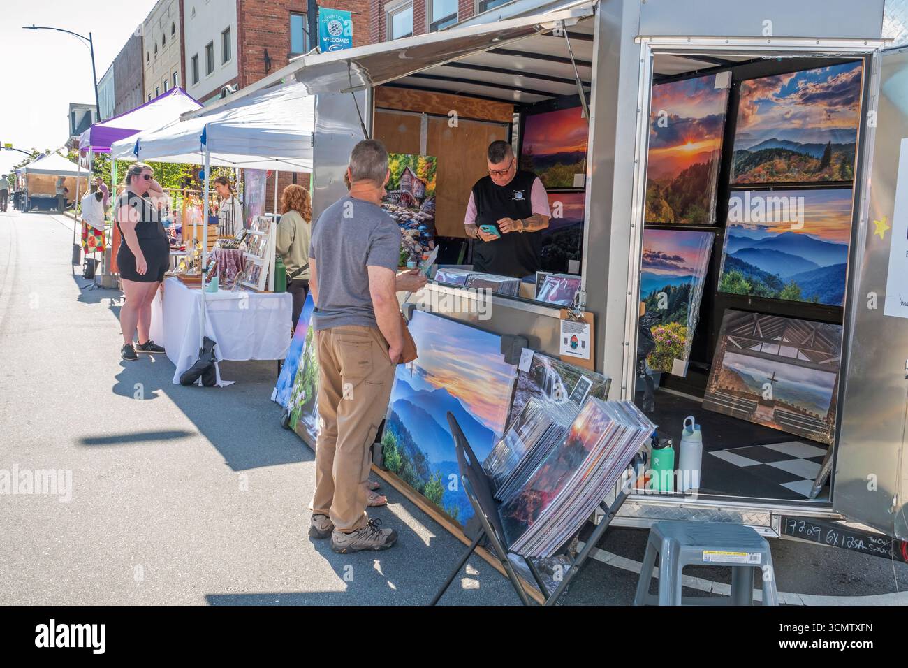 Während des 5. Jährlichen Plein Air Arts Festivals in Brevard, einer bei Touristen beliebten Berggemeinde, säumen Kunsthandwerksverkäufer die Main Street. Stockfoto
