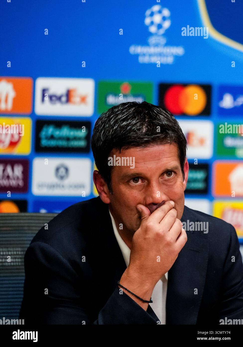 AMSTERDAM, NIEDERLANDE - 17. SEPTEMBER: FC Internazionale-Cheftrainer Cristian Chivu nimmt an einer Pressekonferenz nach dem Spiel der UEFA Champions League 2025/26 Phase MD1 zwischen AFC Ajax und FC Internazionale Milano am 17. September 2025 in der Johan Cruijff Arena in Amsterdam Teil. (Foto: Rene Nijhuis) Stockfoto