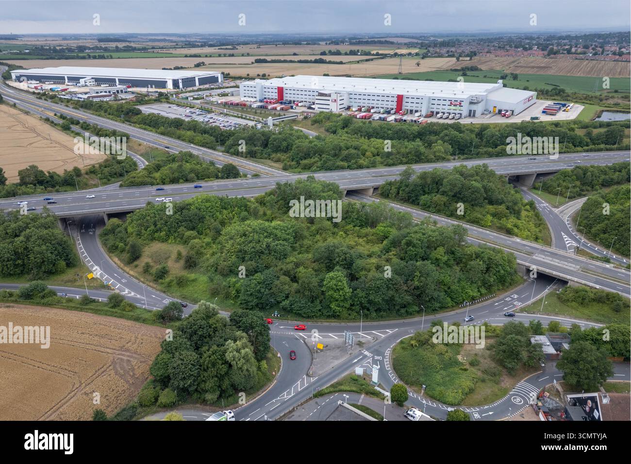 Luftaufnahme der Anschlussstelle 33 der M62/A1(M) bei Ferrybridge, Knottingley, West Yorkshire, Großbritannien. Stockfoto
