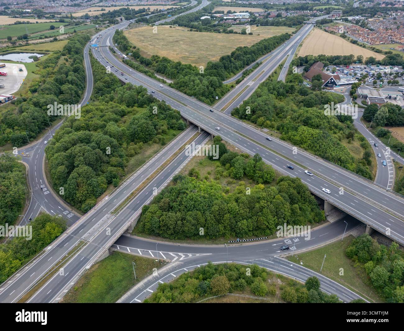 Luftaufnahme der Anschlussstelle 33 der M62/A1(M) bei Ferrybridge, Knottingley, West Yorkshire, Großbritannien. Stockfoto