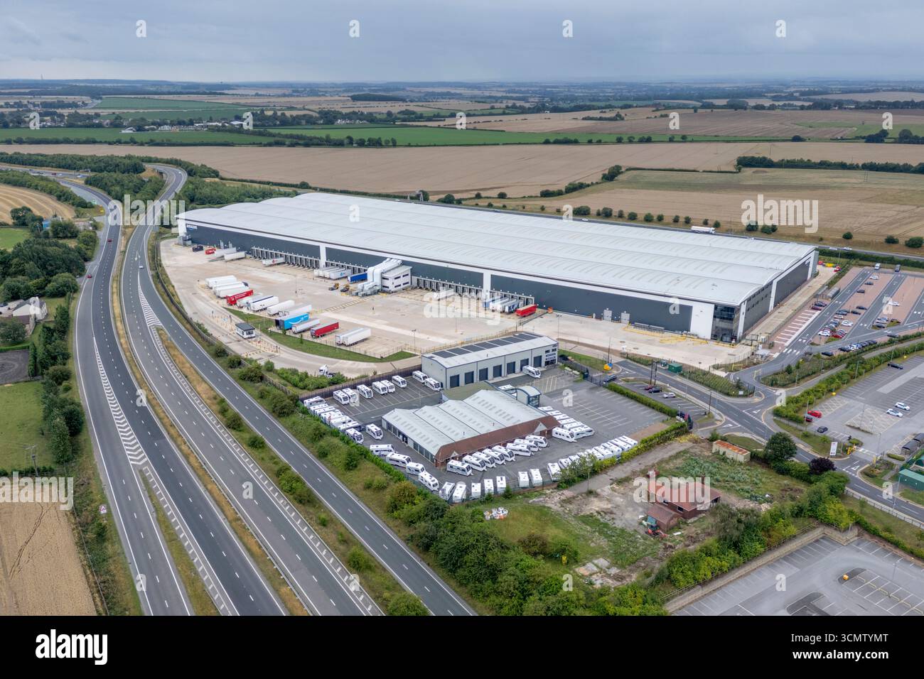 Luftaufnahme des Amazon-Vertriebslagers, Knottingley, West Yorkshire, Großbritannien. Stockfoto
