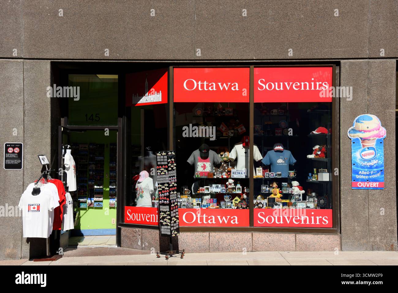 Ottawa, Kanada - 16. September 2025: Ottawa Souvenirs Shop in der Sparks Street, der Straße parallel zu Wellington, in der sich das Parlament B befindet Stockfoto