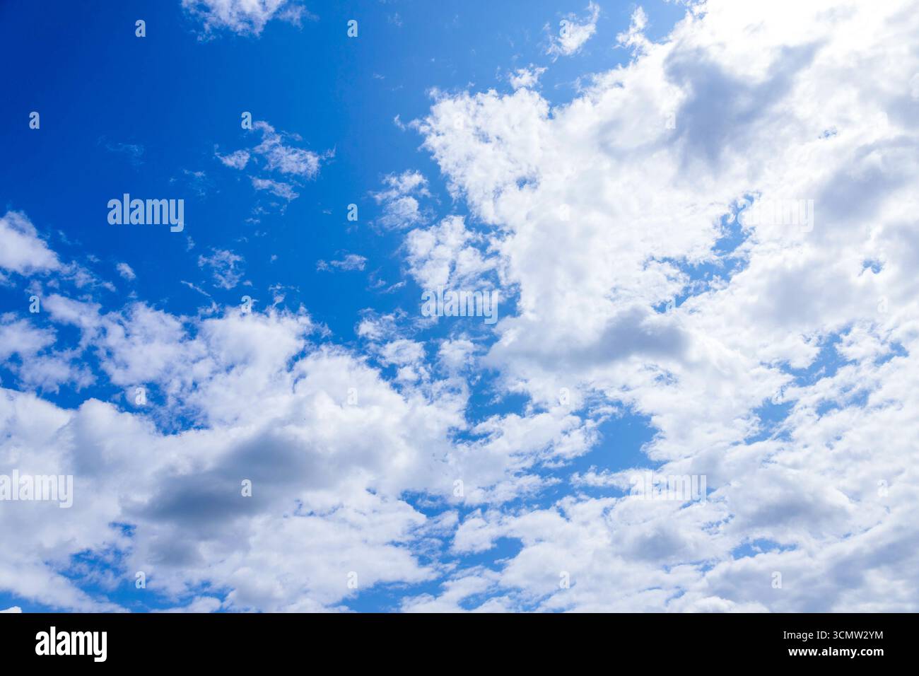 Der Himmel ist blau und klar ohne Wolken. Der Himmel ist sehr hell und die Sonne scheint Stockfoto