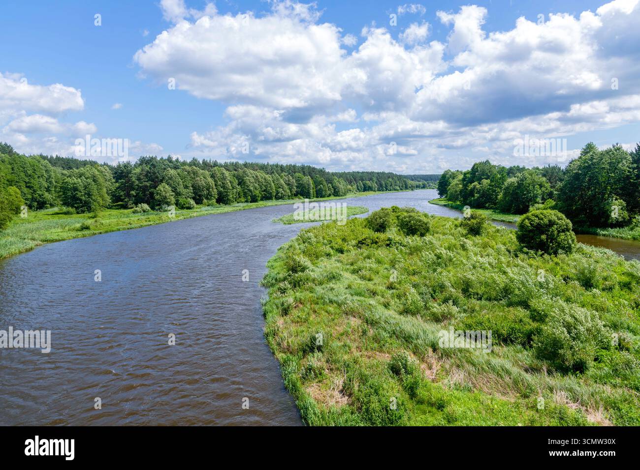 Ein ruhiger See mit bewölktem Himmel im Hintergrund. Das Wasser ist still und der Himmel ist bedeckt Stockfoto