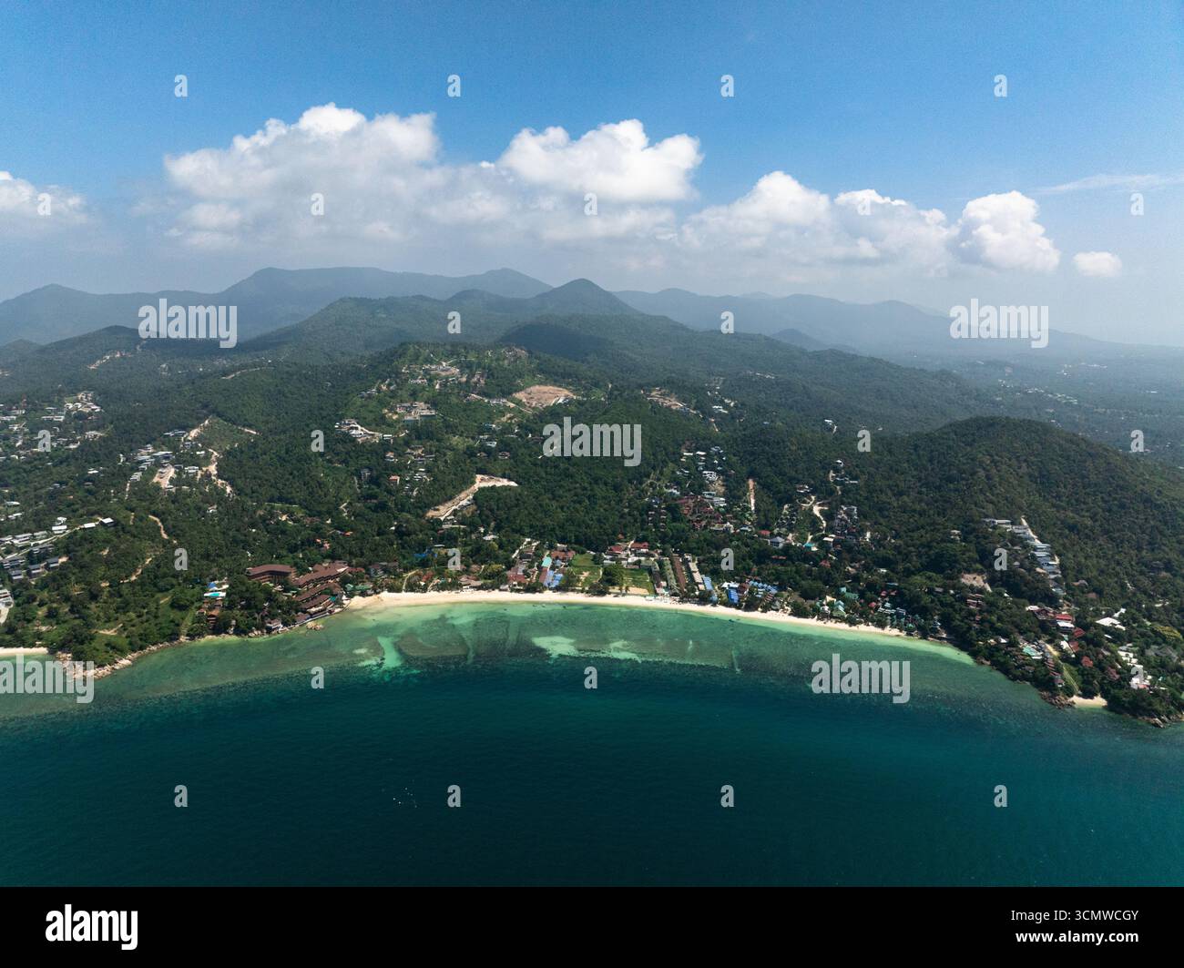 Blick aus der Vogelperspektive auf lebendige türkisfarbene Buchten und üppiges tropisches Grün in einer ruhigen Küstenlandschaft. Ko Pha Ngan, Thailand. Stockfoto