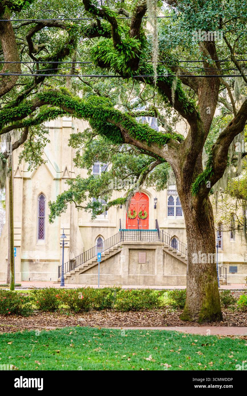 Savannah, GA, 28. Dezember 2023: Fassade der Wesley Monumental United Methodist Church im historischen Zentrum von Savannah, Georgia Stockfoto Savannah, GA, 28. Dezember 2023: Fassade der Wesley Monumental United Methodist Church im historischen Zentrum von Savannah, Georgia Stockfoto