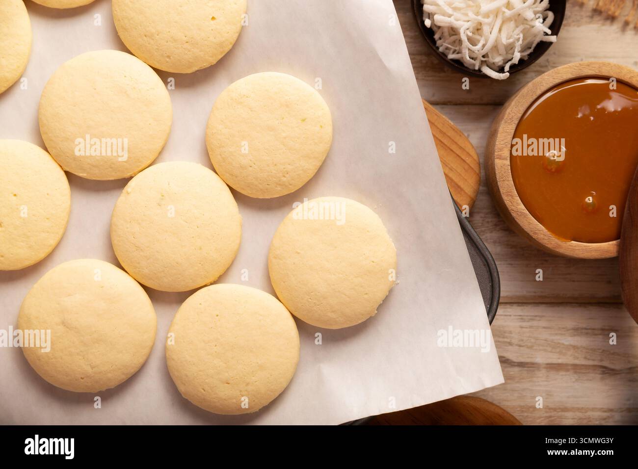 Alfajores Cookies. Ein traditionelles Dessert, das in Lateinamerika beliebt ist, besteht aus zwei Keksen, die zusammen mit Dulce de leche und Pow serviert werden Stockfoto