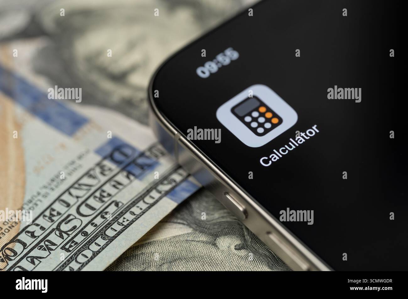 New York, USA – 12. September 2025: Taschenrechner-App auf Smartphone-Bildschirm mit Dollarhintergrund Nahansicht Stockfoto