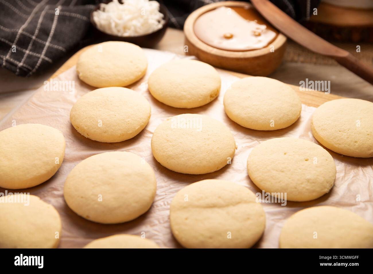 Alfajores Cookies. Ein traditionelles Dessert, das in Lateinamerika beliebt ist, besteht aus zwei Keksen, die zusammen mit Dulce de leche und Pow serviert werden Stockfoto
