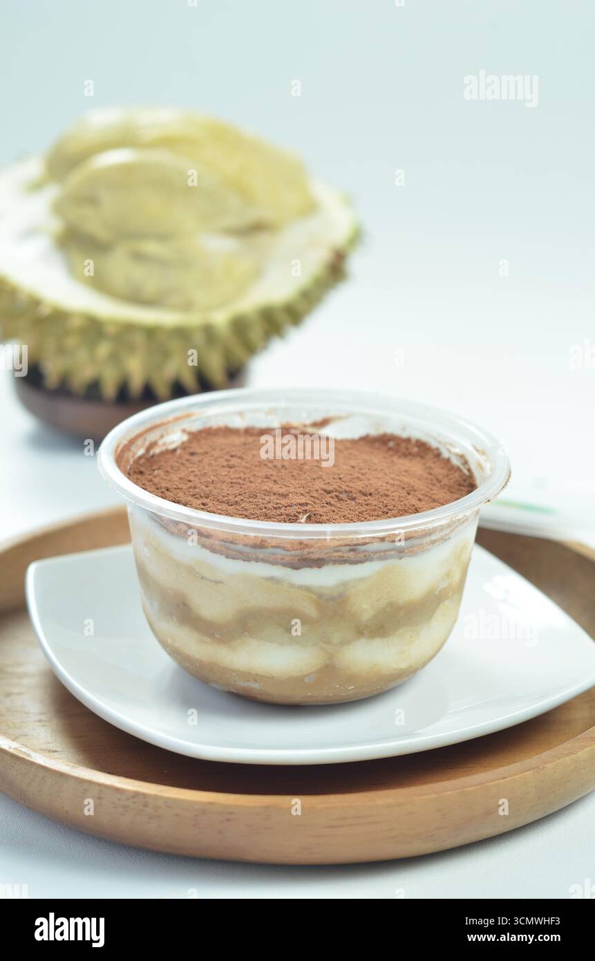 Tiramisu-Kuchen mit Durianfüllung in einer Tasse Stockfoto