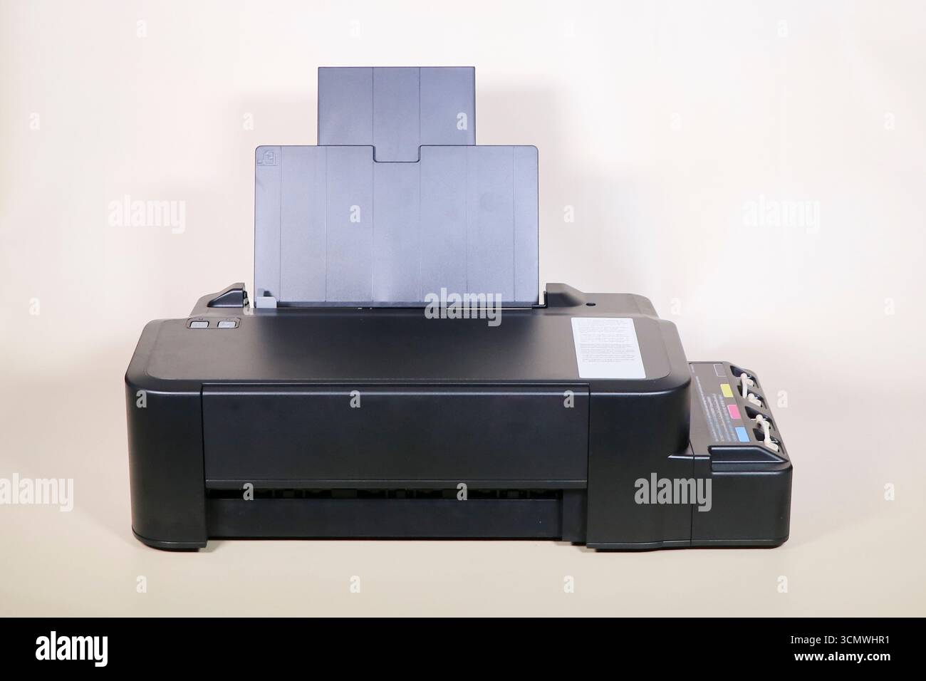Schwarzer Tintenstrahldrucker isoliert auf weißem Hintergrund, für zu Hause oder in kleinen Büros, Fotosammlung Stockfoto