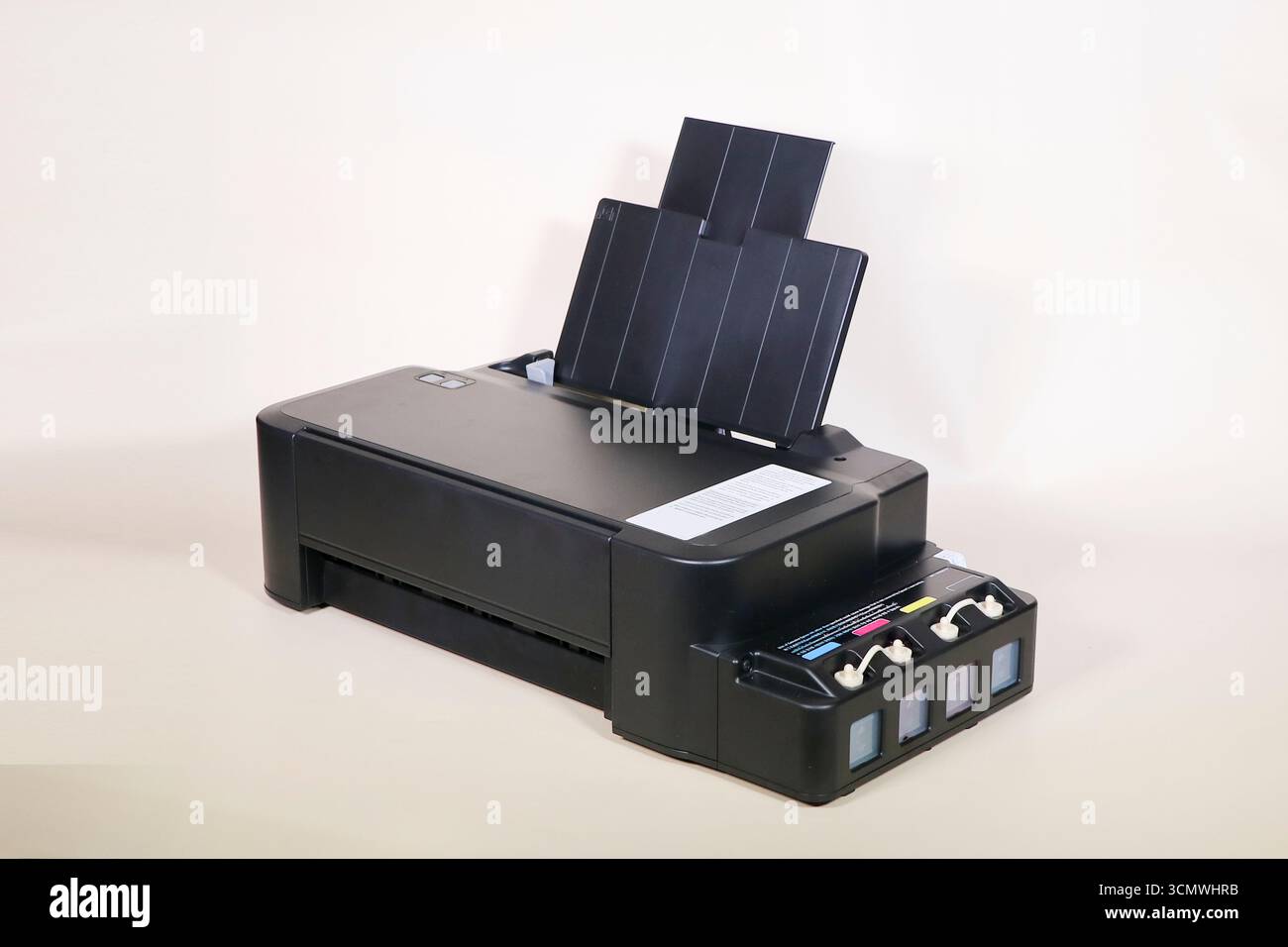 Schwarzer Tintenstrahldrucker isoliert auf weißem Hintergrund, für zu Hause oder in kleinen Büros, Fotosammlung Stockfoto