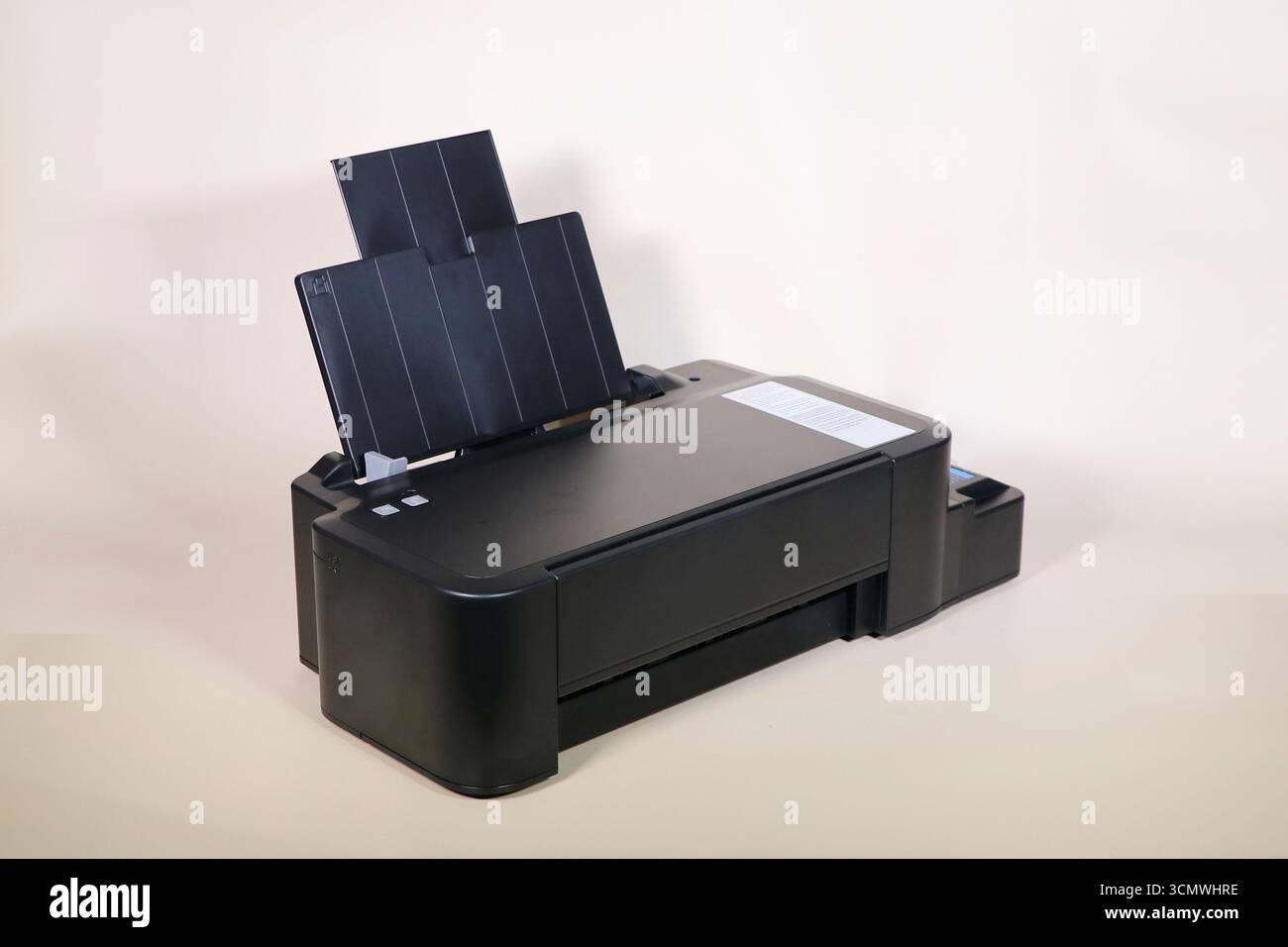 Schwarzer Tintenstrahldrucker isoliert auf weißem Hintergrund, für zu Hause oder in kleinen Büros, Fotosammlung Stockfoto