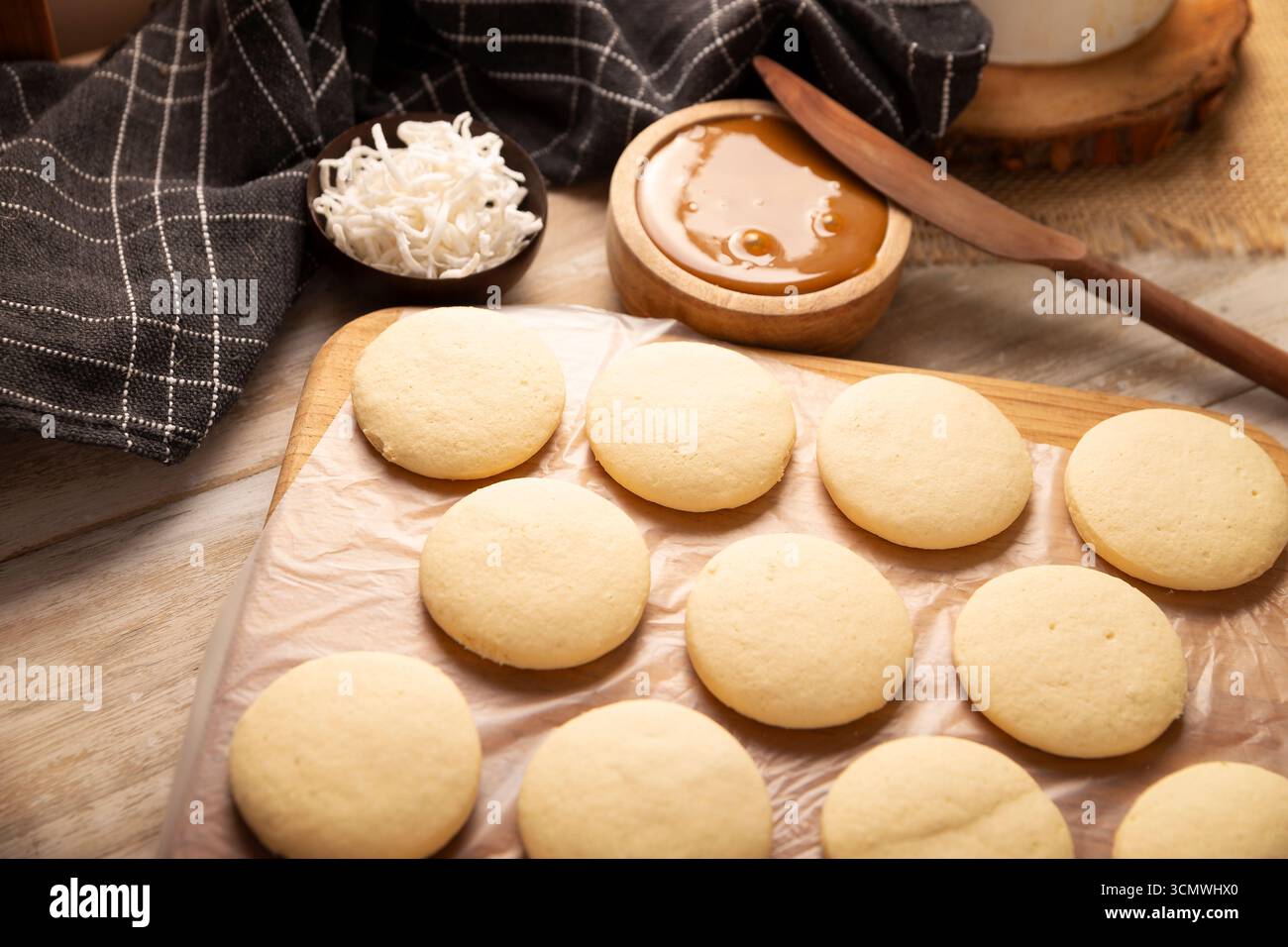 Alfajores Cookies. Ein traditionelles Dessert, das in Lateinamerika beliebt ist, besteht aus zwei Keksen, die zusammen mit Dulce de leche und Pow serviert werden Stockfoto