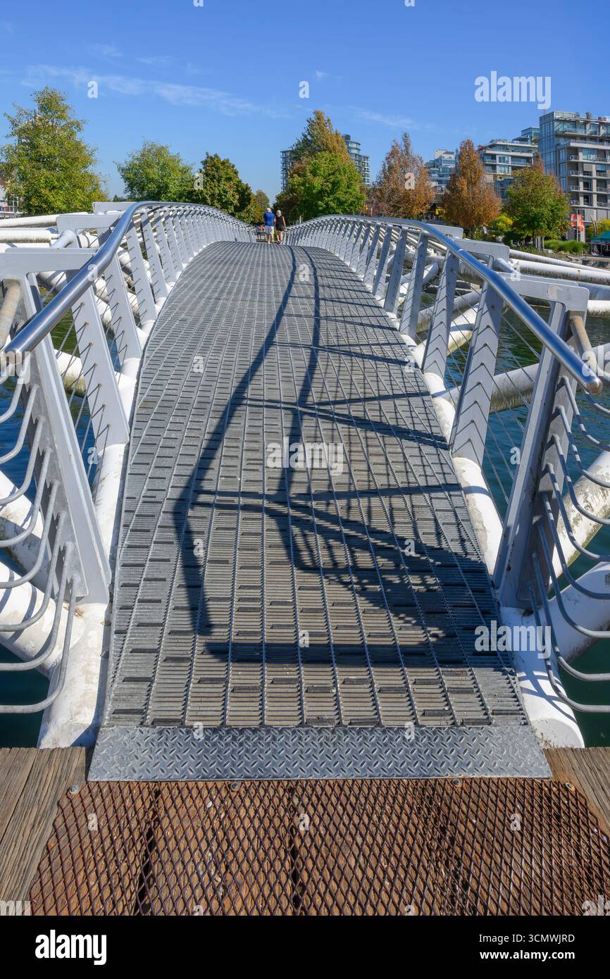 Die Canoe Bridge in Olympic Village überquert die Gewässer des False Creek in Vancouver, British Columbia, Kanada Stockfoto