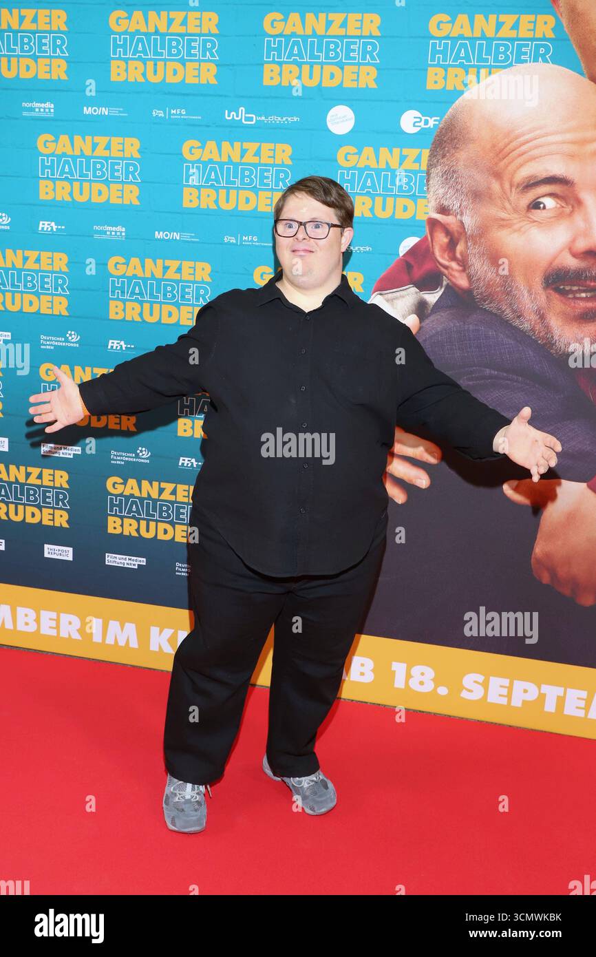 Kinopremiere - ganzer Halber Bruder - in Hamburg Nico Randel, Premierentour ganzer Halber Bruder , Holi Kino Hamburg, 17.09.2025 *** Kinopremiere von ganzer Halber Bruder in Hamburg Nico Randel, Premiere Tour ganzer Halber Bruder , Holi Kino Hamburg, 17 09 2025 Copyright: XEventpressxBecherx Stockfoto