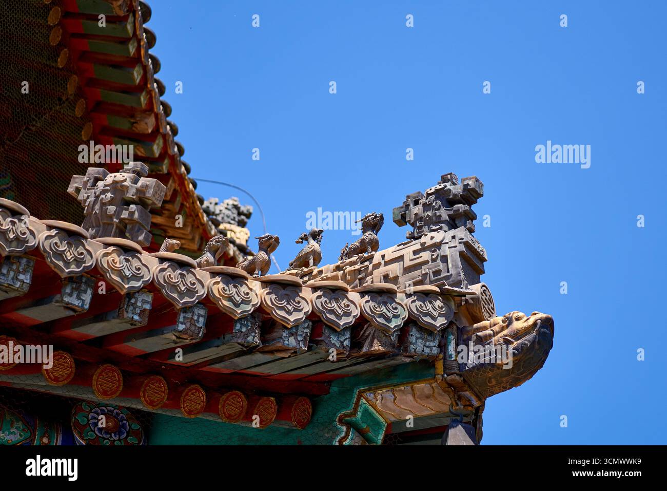 Kleiner Potala Palast in Chengde - Putuo Zongcheng Tempel, Nahaufnahme der einzigartigen chinesischen Dachwächter in der Wanfaguyi Halle Stockfoto