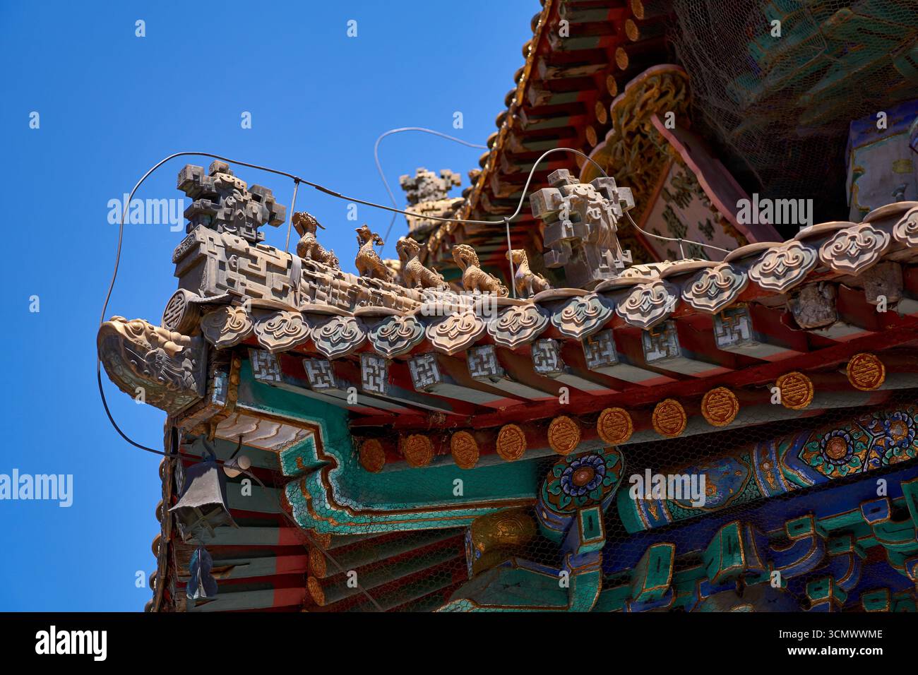 Kleiner Potala Palast in Chengde - Putuo Zongcheng Tempel, Nahaufnahme der einzigartigen chinesischen Dachwächter in der Wanfaguyi Halle Stockfoto